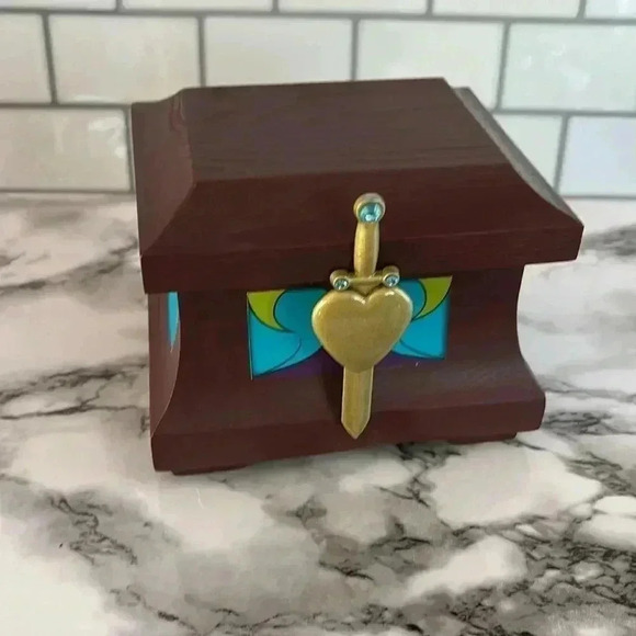 Disney Evil Queen Poison Apple Coaster Set In Chest NIB - Picture 2 of 14